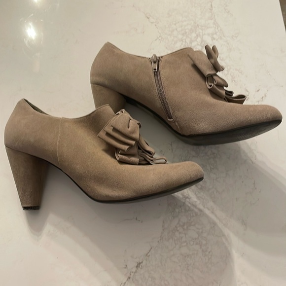 Aldo Faux Suede Size 40/9.5 Heels With Bows - Picture 2 of 6